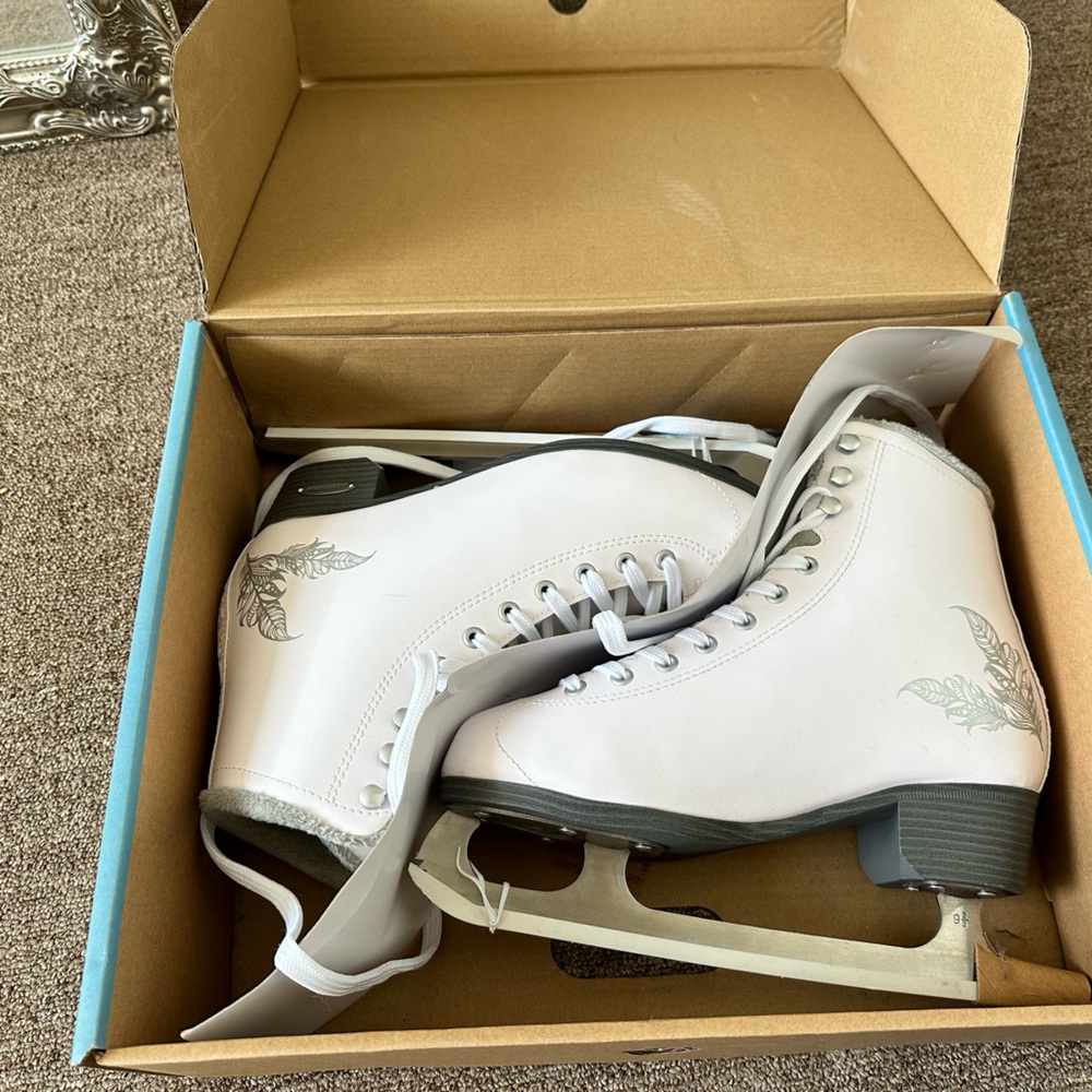 Bladerunner
Women's Aurora Figure Skate- size 9